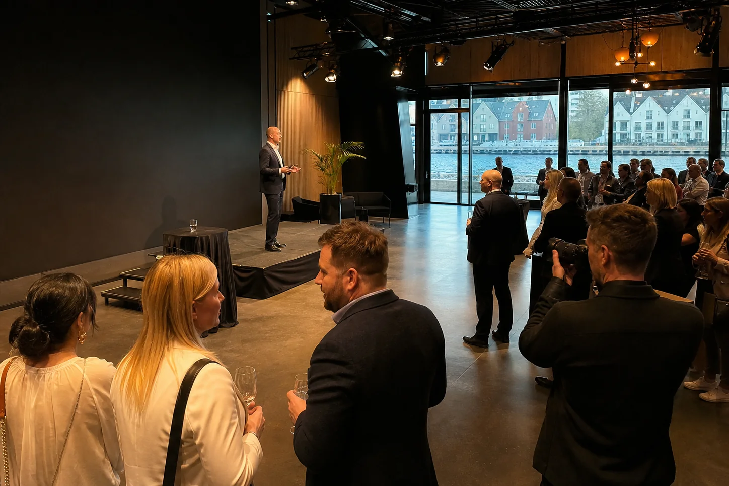 Eventfotograf i Stavanger dokumenterer en konferanse ved havnen