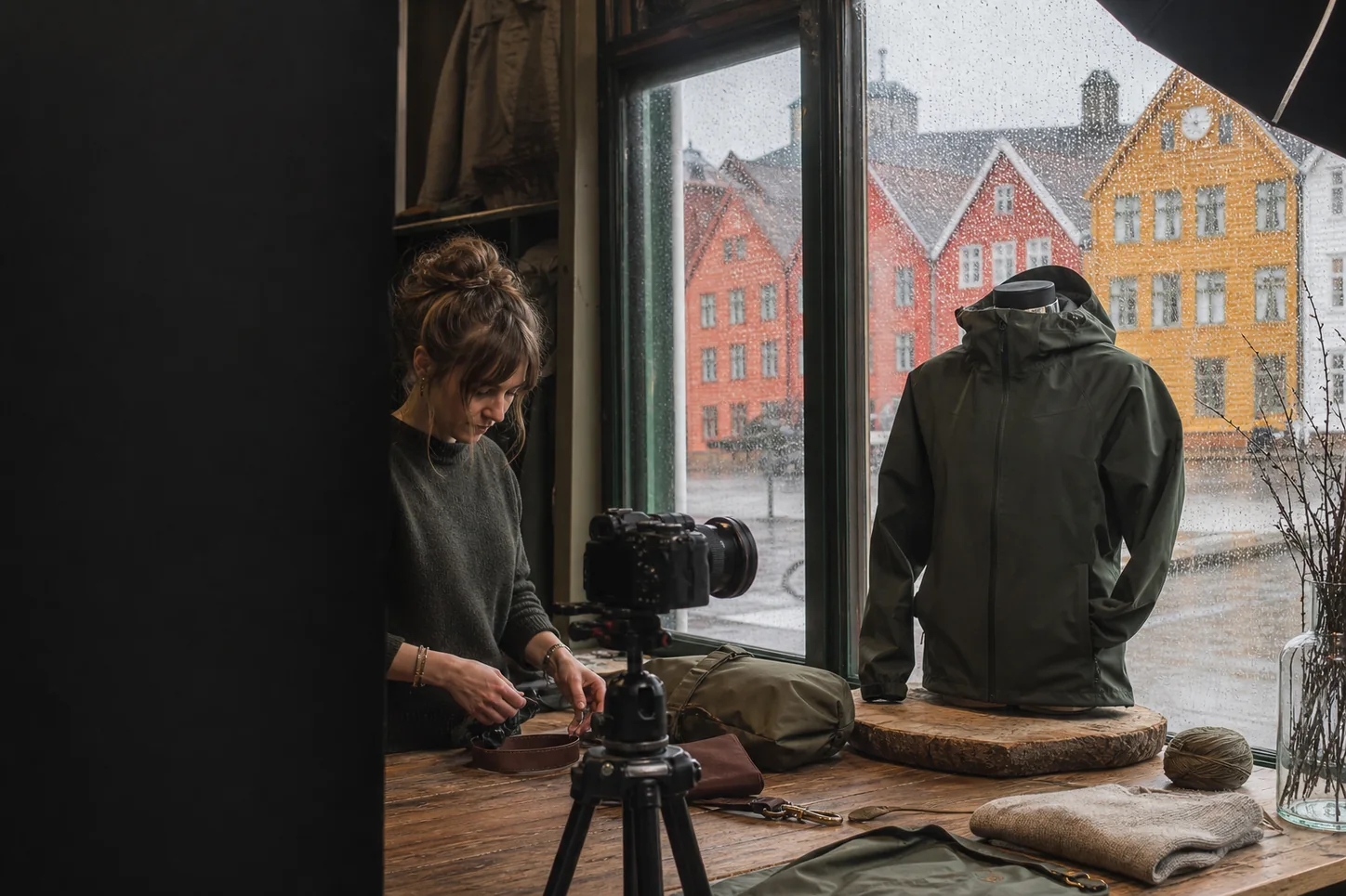 Produktfotograf i Bergen fotograferer regntøy og friluftsprodukter i studio